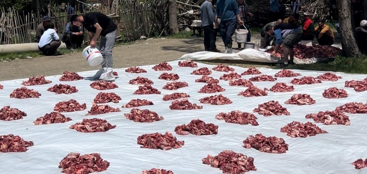 Yüksekova’da 100 Yıllık Gelenek: 140 Kurban Kesildi, Etler Tüm Köye Eşit Dağıtıldı