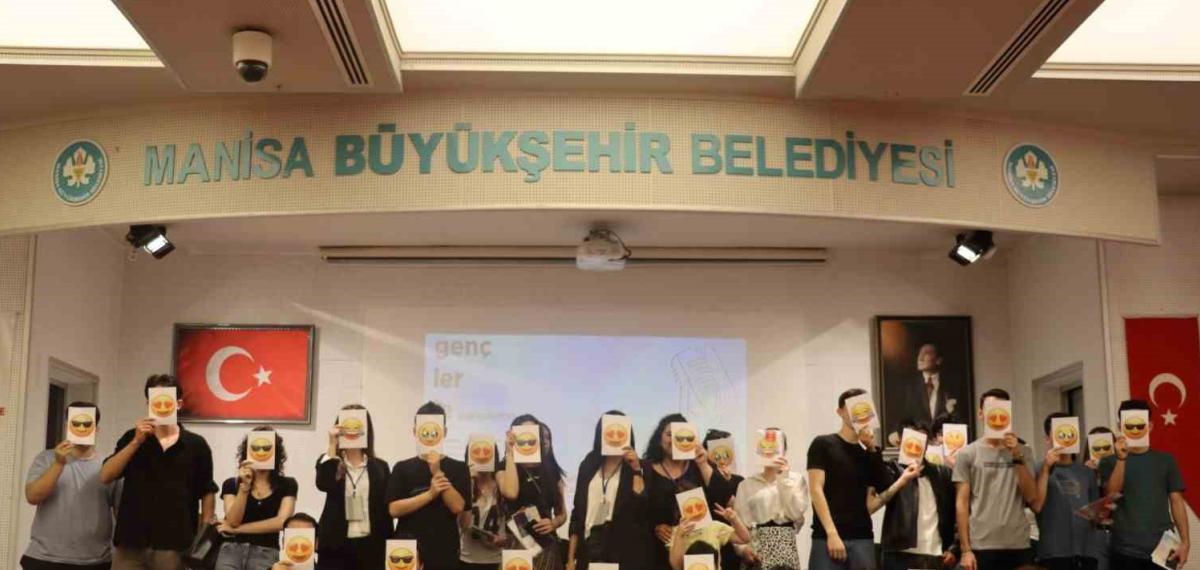 Yunusemre’de Gençler ‘Açık Mikrofon’ Etkinliğinde Söz Aldı