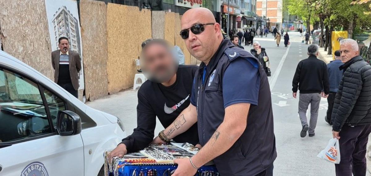 Zabıtanın Müdahale Ettiği Seyyar Satıcı Basını da Görünce Şok Oldu: “Sen Kimsin?”