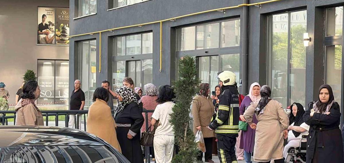 20 Katlı Binada Yangın Paniği: Bina Sakinleri Yanlış Alarmla Sokağa Döküldü
