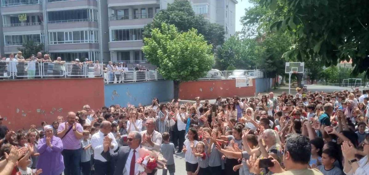 44 Yıllık Eğitime Adanmış Bir Hayat: Okul Müdürü Gözyaşları Arasında Emekliye Ayrıldı