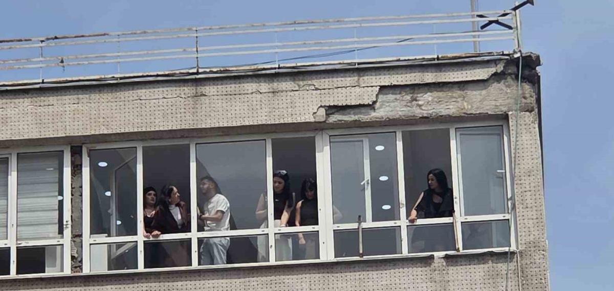 8 Katlı İş Hanından Düşen Sıva Kesimleri 2 Kişiyi Yaraladı