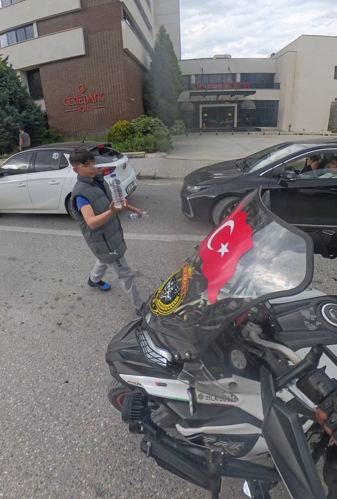 Eskişehir’de Duygulandıran Anlar: Su Satan Çocuk, Türk Bayraklı Motosikletliye Suyunu Hediye Etmek İstedi