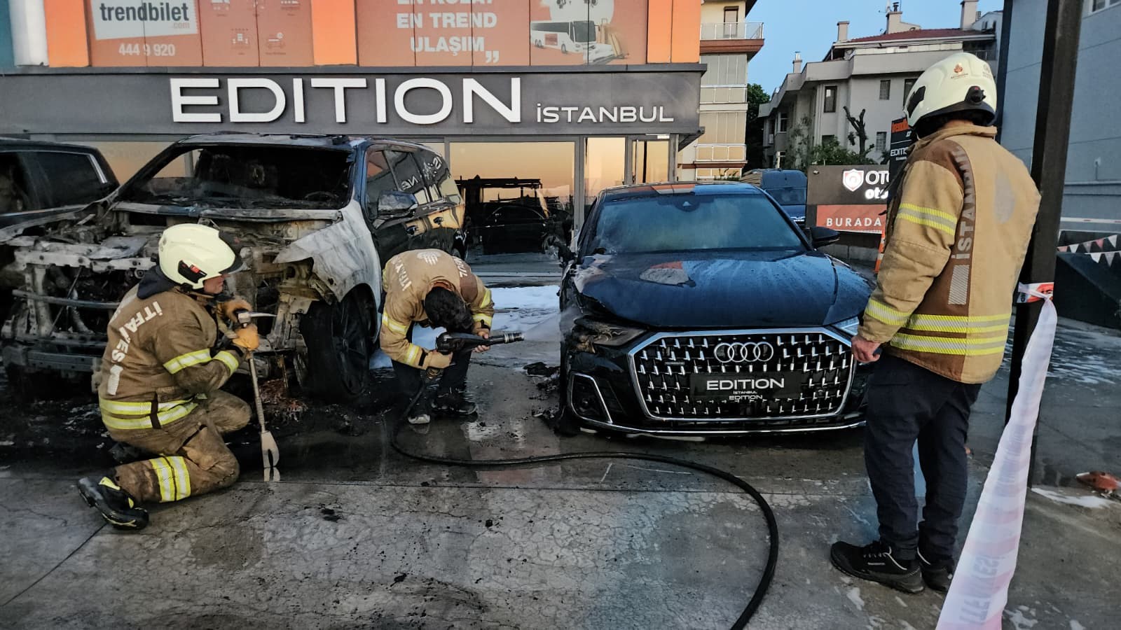 Bakırköy’de 50 Milyon TL Değerinde 4 Otomobil Alevlere Teslim Oldu