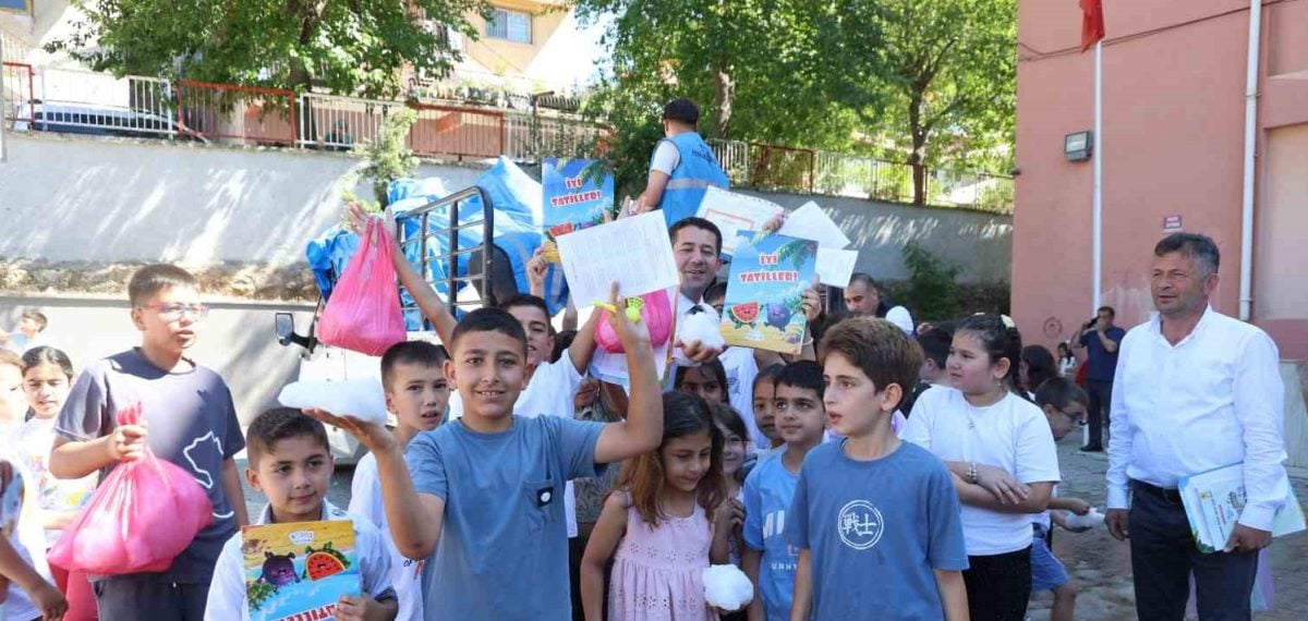 Adana Feke ilçesinde karne sevincine kar sürprizi