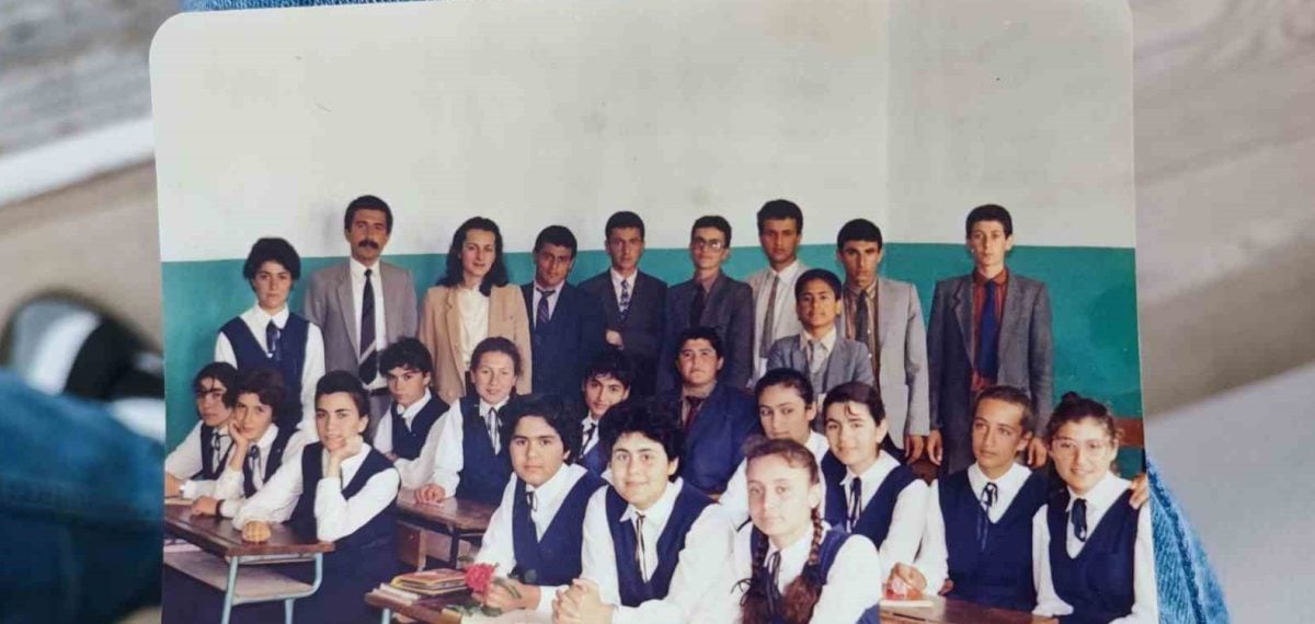 Adana’da 45 yıllık matematik öğretmeni Nevin Yeşilyaprak emekliliğe davul zurna ile uğurlandı