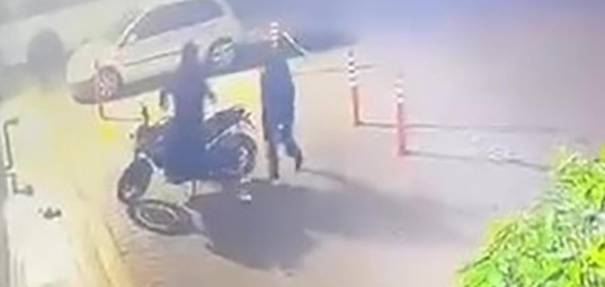 Adana’da maskeli şüphelilerin motosiklet hırsızlığı kamerada