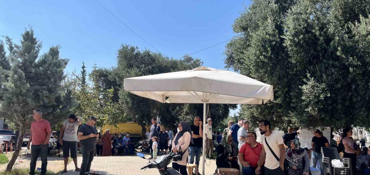 Adana’da YKS’ye Giren Öğrencilerin Babaları Okul Önünde Bekledi