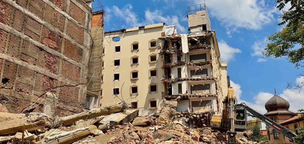 Afyonkarahisar’da eski otel yıkımı sırasında korku dolu anlar yaşandı