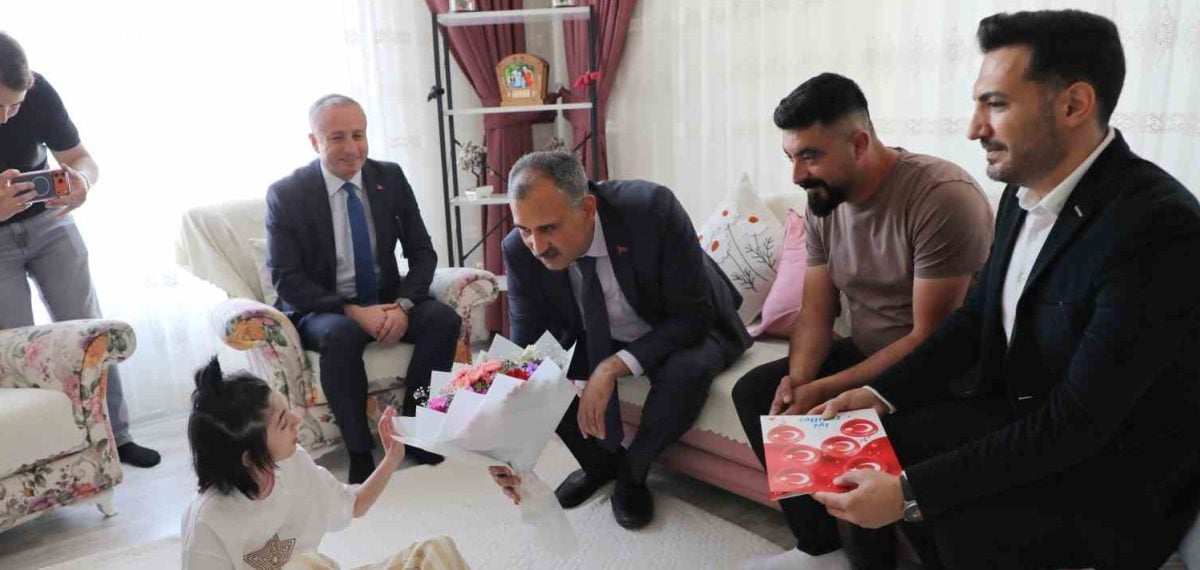 Ağrı’da öğrenci evde eğitim aldığı karne gününde sevindi