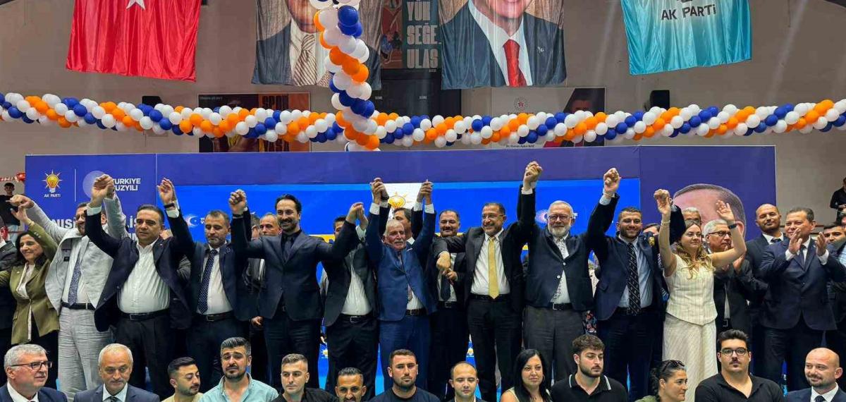 Ak Parti’ye Manisa’da Toplu İştirak: 612 Bireye Rozet Takıldı
