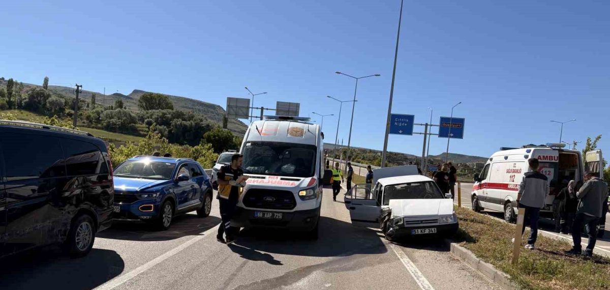 Aksaray Güzelyurt’ta otomobilin minibüse çarpması sonucu 8 kişi yaralandı