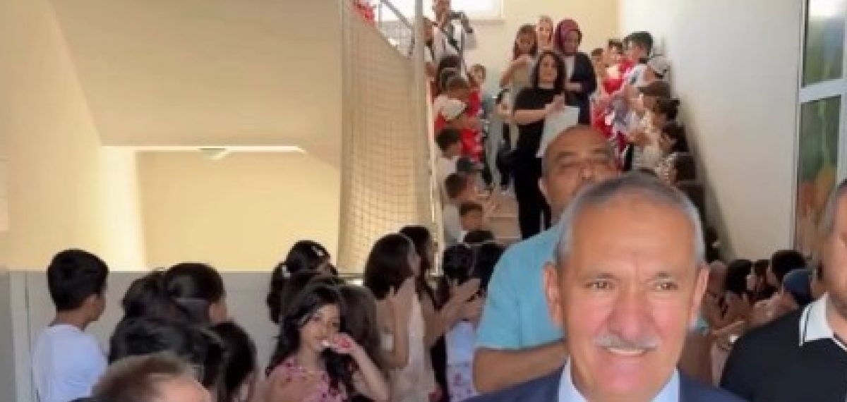 Akyurt’ta Öğretmen Orhan Üce’nin Emekliliği İçin Düzenlenen Veda Programı