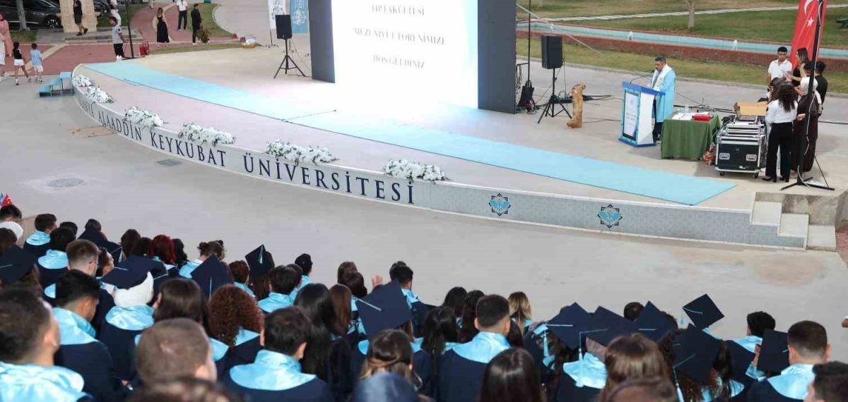 Alanya ALKÜ Tıp Fakültesi 90 mezun hekimi diplomalarını aldı