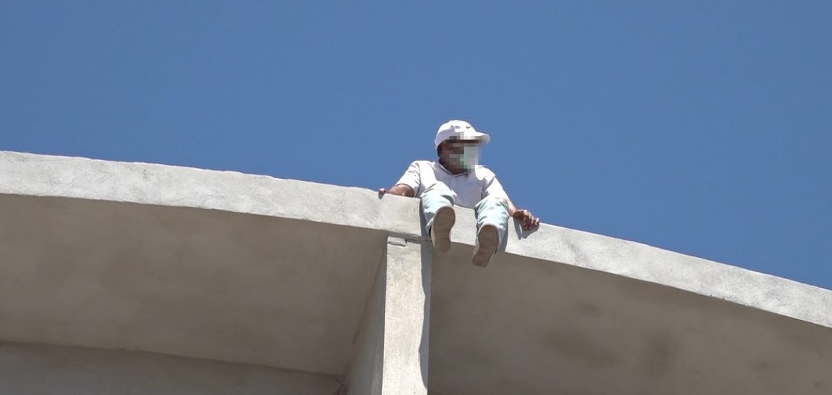 Alanya’da çatıda intihar girişiminde bulunan 44 yaşındaki adam polis tarafından ikna edilerek indirildi