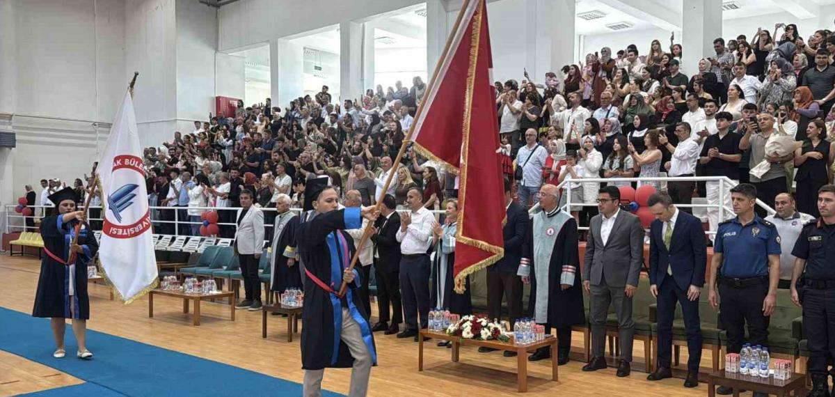 Alaplı Meslek Yüksek Okulu’nda Mezuniyet Sevinci