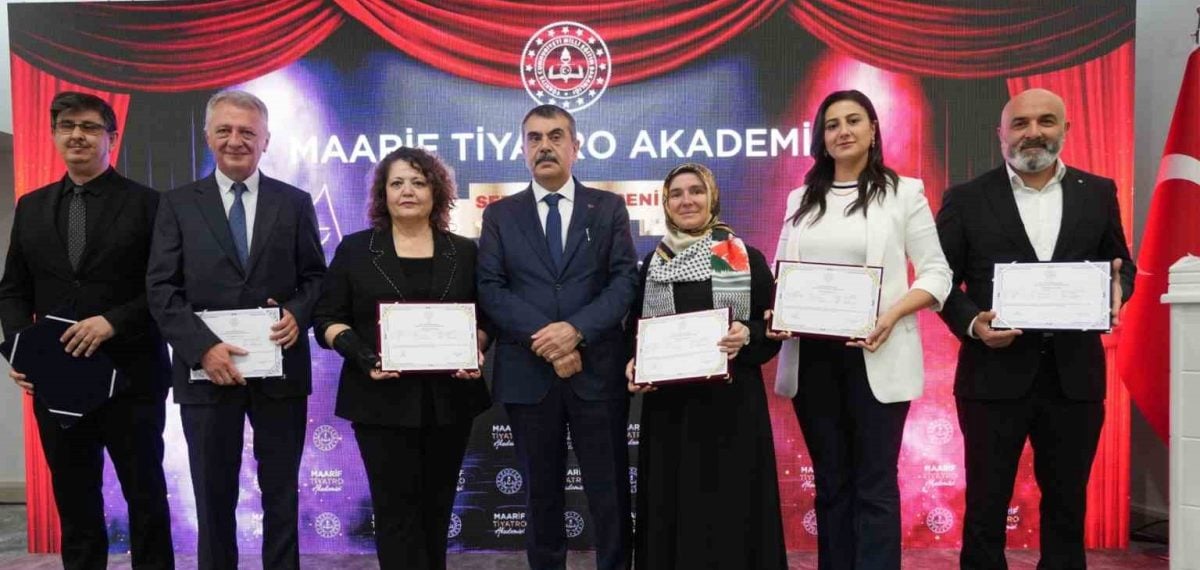Ankara’da tamamlanan ‘Ustalarla Tiyatro Eğitimi’ programının ilk mezunlarına sertifika verildi