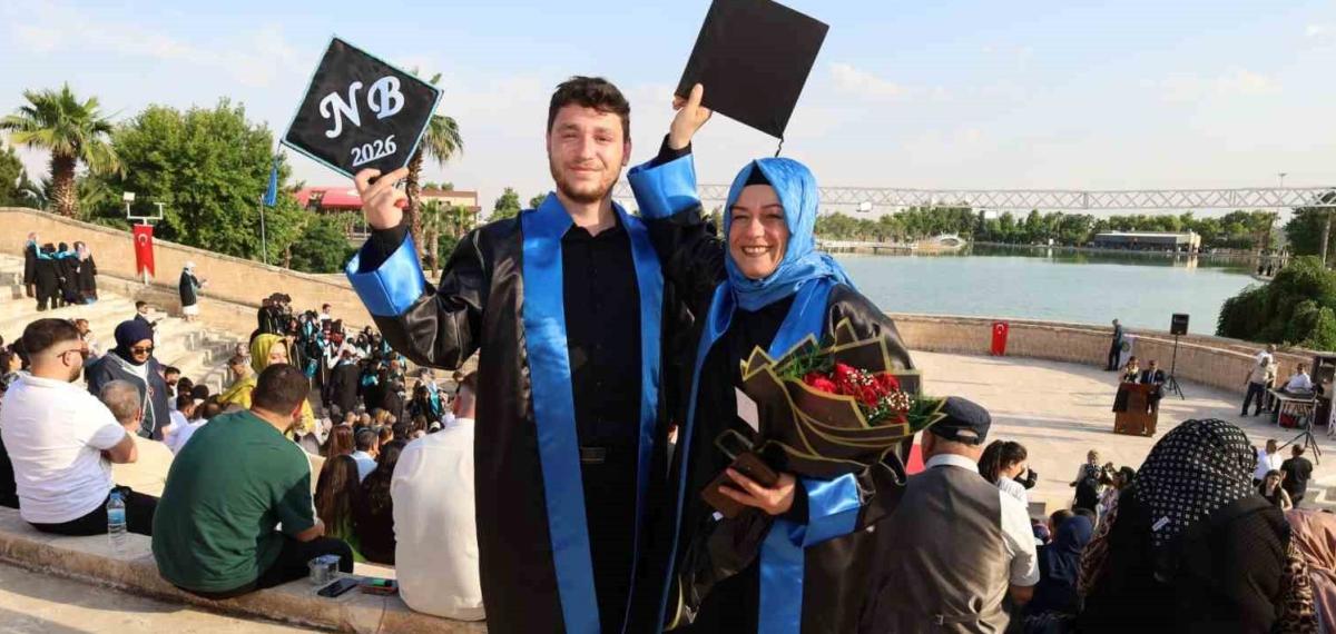 Anne ile Oğlu Birebir Sıradan Mezun Oldu