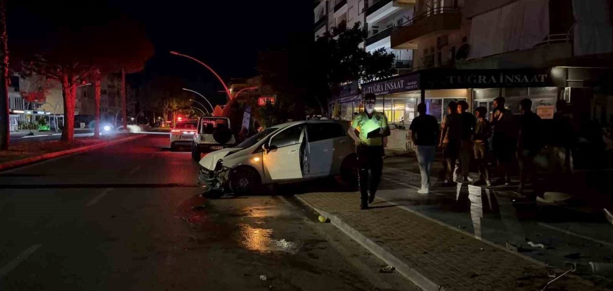 Antalya Gazipaşa’da gece kaza: otomobil aydınlatma direğini ve çöp konteynerini devirdi