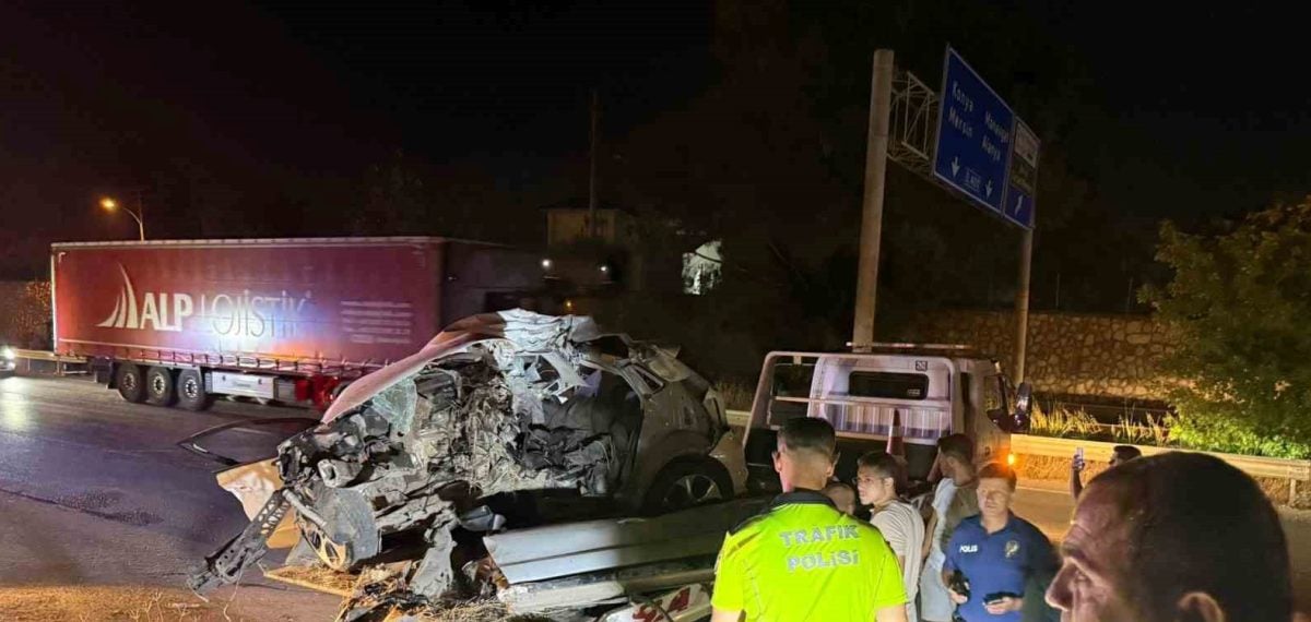 Antalya Serik’te otomobil direğe çarpıp motoru barakaya giren sürücü hayatını kaybetti