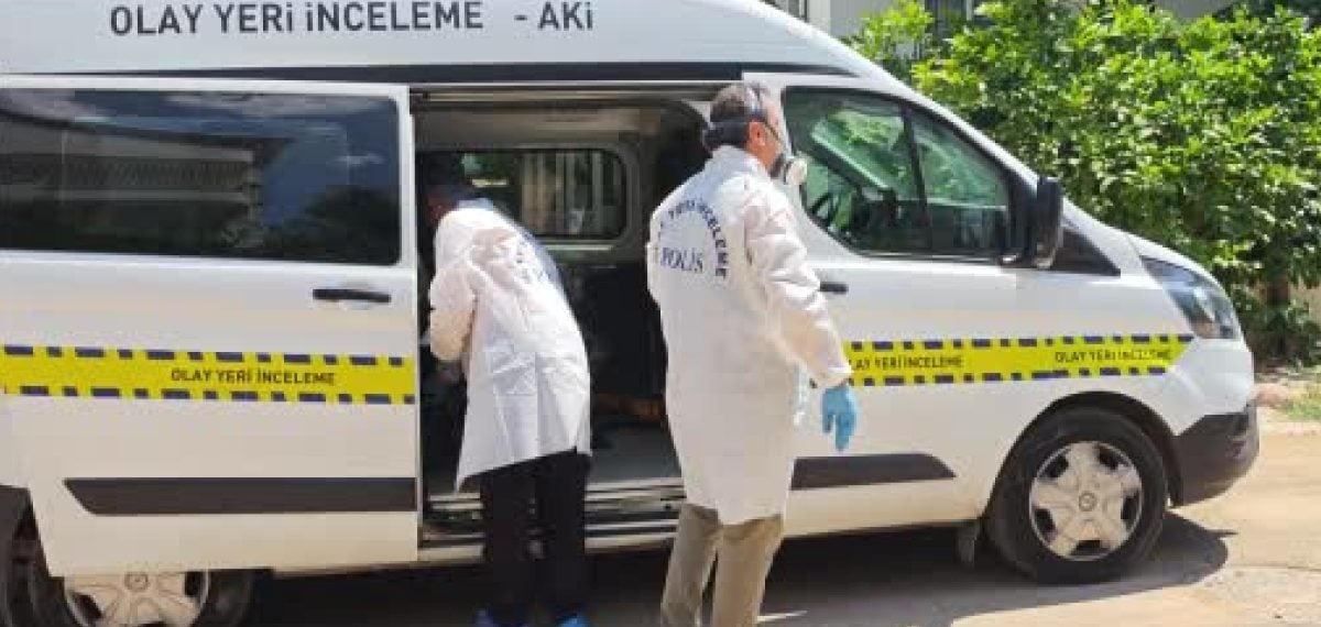 Antalya’da komşuların şikayeti üzerine evinde ölü bulunan 64 yaşındaki adamın cenazesi Adli Tıp’a gönderildi