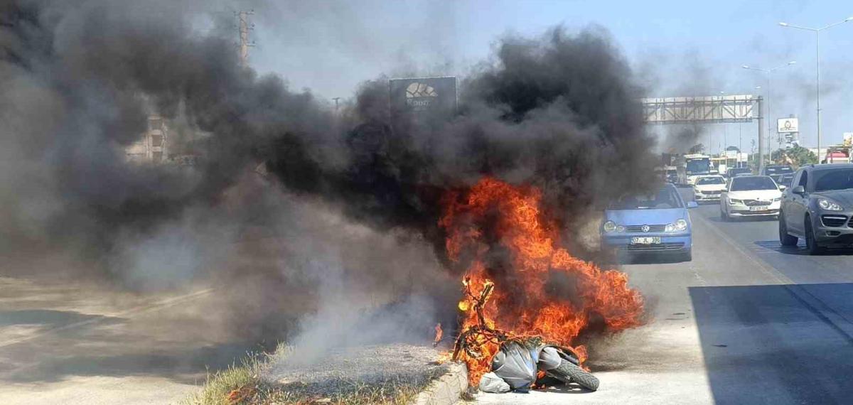 Antalya’da motosiklet yanarak kullanılamaz hale geldi