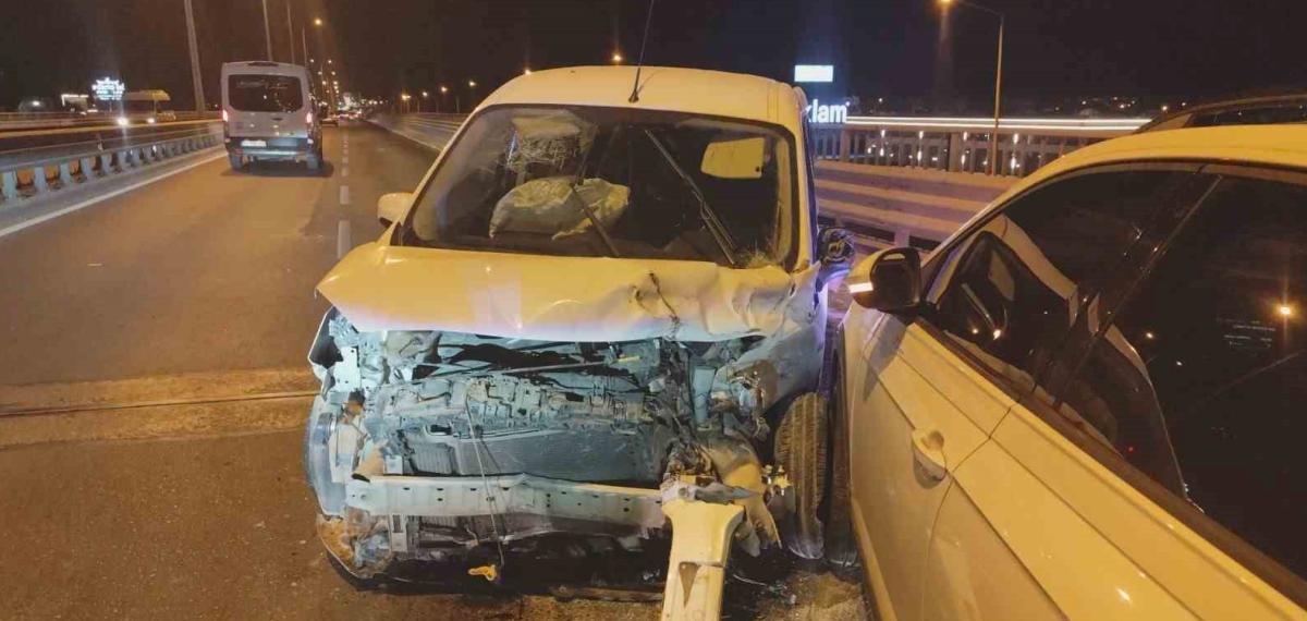 Antalya’da otomobil ve hafif ticari araç çarpıştı: 3 yaralı