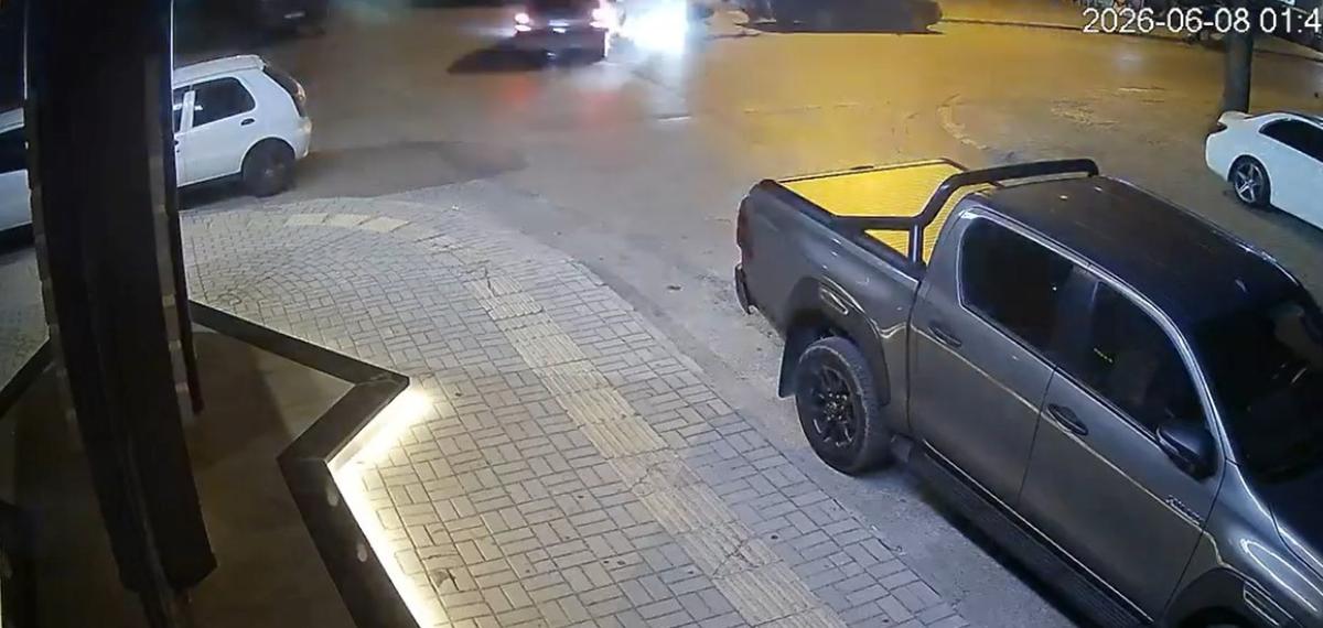 Arabayla Çarpışan Motosiklettekiler, Metrelerce Uçup Park Halindeki Aracın Bagajına Çarptı