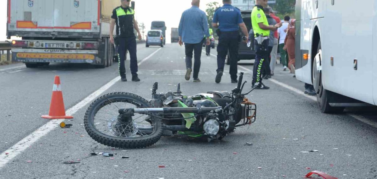 Arızalanan Otobüse Çarpan Motosiklet Şoförü, Arabanın Çarpması Sonucu Can Verdi