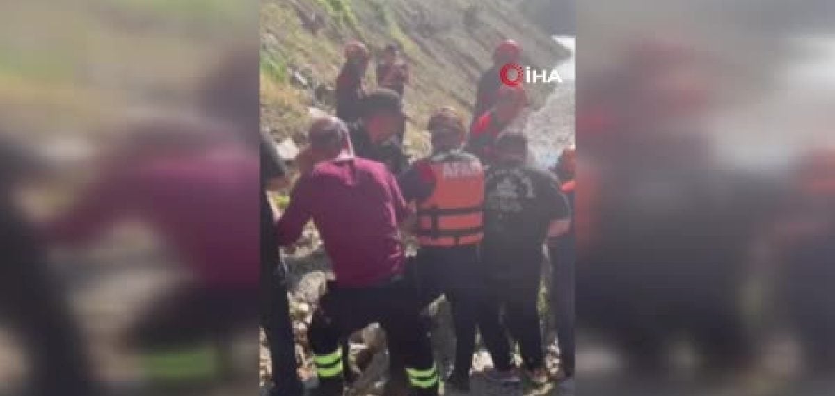 Artvin’de dereye devrilen kamyonda kaybolan genç işçinin cesedine ulaşılırken baba aranıyor