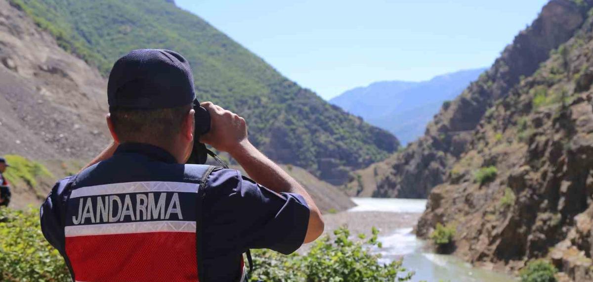 Artvin’in Şavşat Deresi’nde Kayıp Baba ve Oğlunu Arama Çalışmaları Sürüyor
