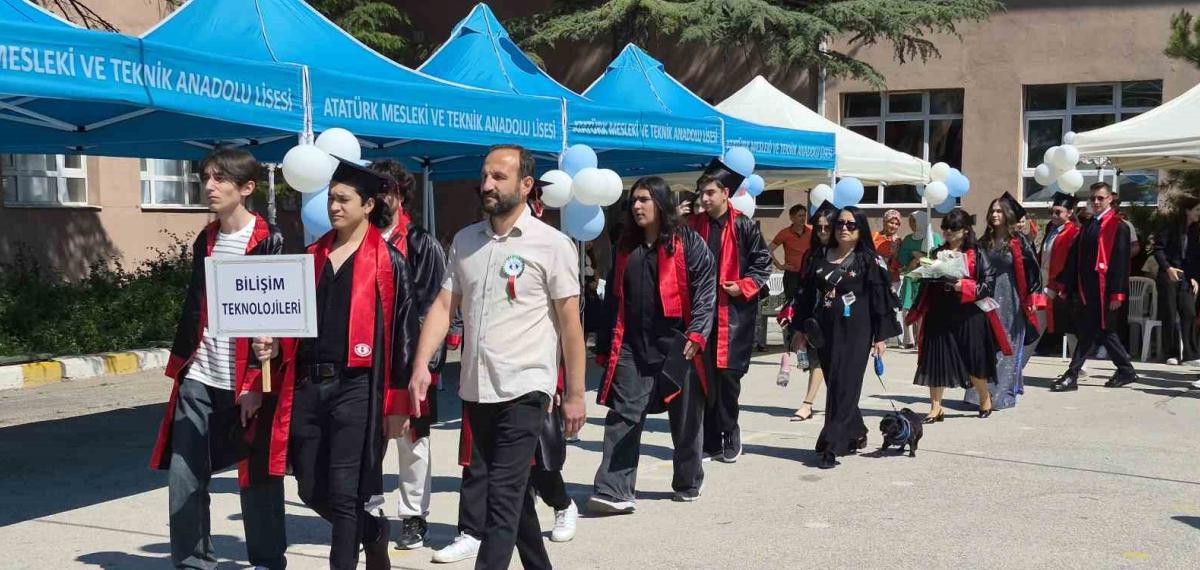 Atatürk Meslek Lisesi Öğrencileri Mezuniyet Sevinci Yaşadı