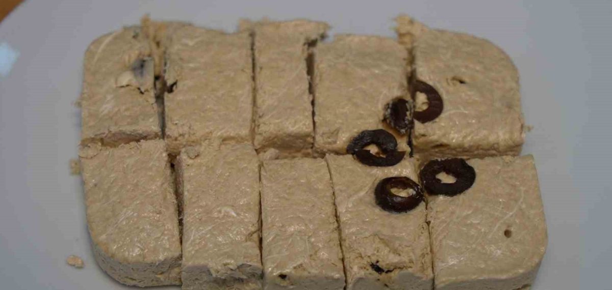 Ayvalıklı üretici Mustafa Kürlek yüzde 12 zeytin içeren zeytinli helvayı piyasaya sundu