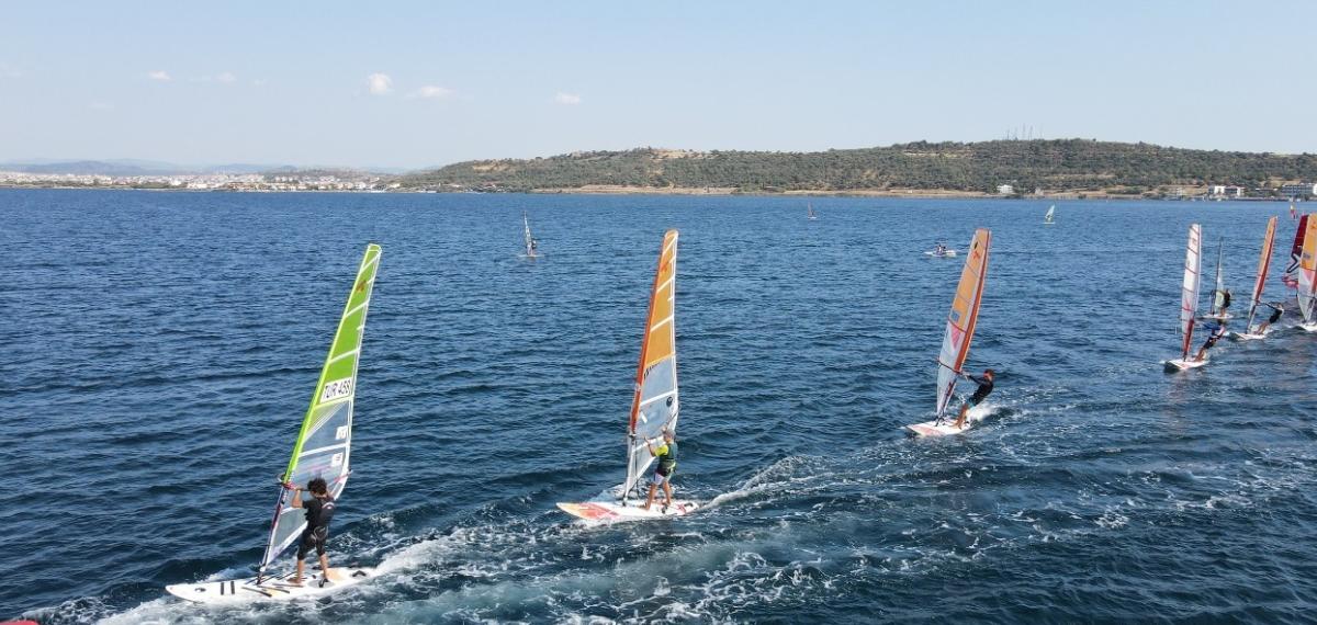 Ayvalık’ta çocuklar için ücretsiz rüzgâr sörfü kursları başladı