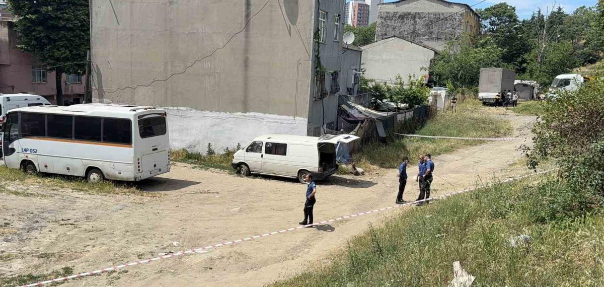 Bağcılar’da Mahalledeki Kokuyu Kanalizasyon Zannettiler Ceset Çıktı