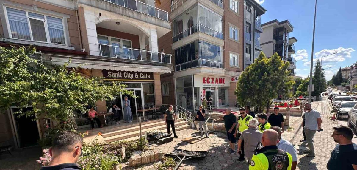 Bahriye Üçok Caddesi’nde Freni Bozulan Kamyonun Maddi Hasarlı Trafik Kazası