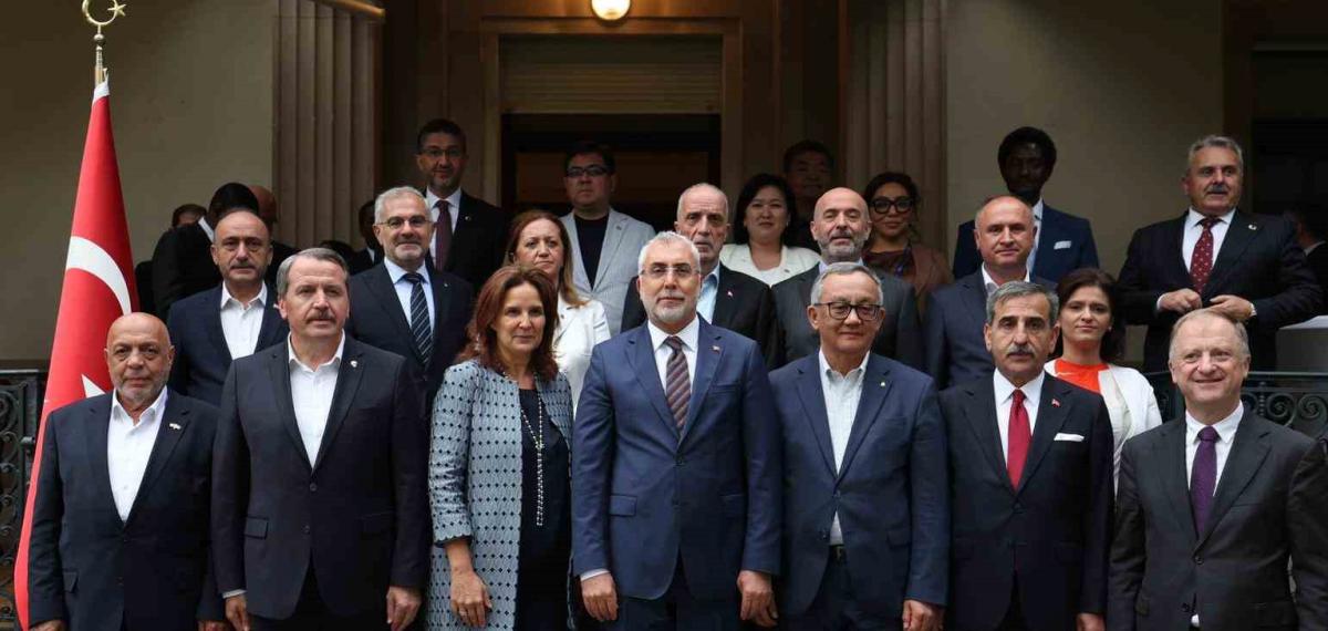 Bakan Işıkhan, İşçi ve İşveren Temsilcileriyle Cenevre’de Bir Araya Geldi
