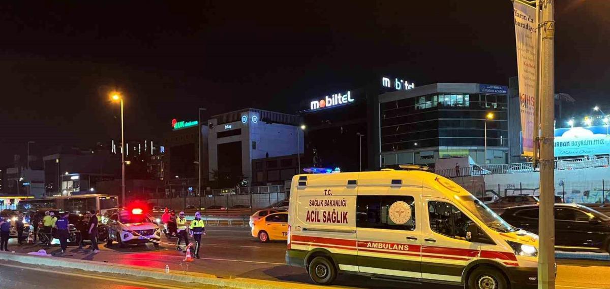 Bakırköy E5’te Denetimden Çıkan Motosiklet Direğe Çarptı: 2 Ölü