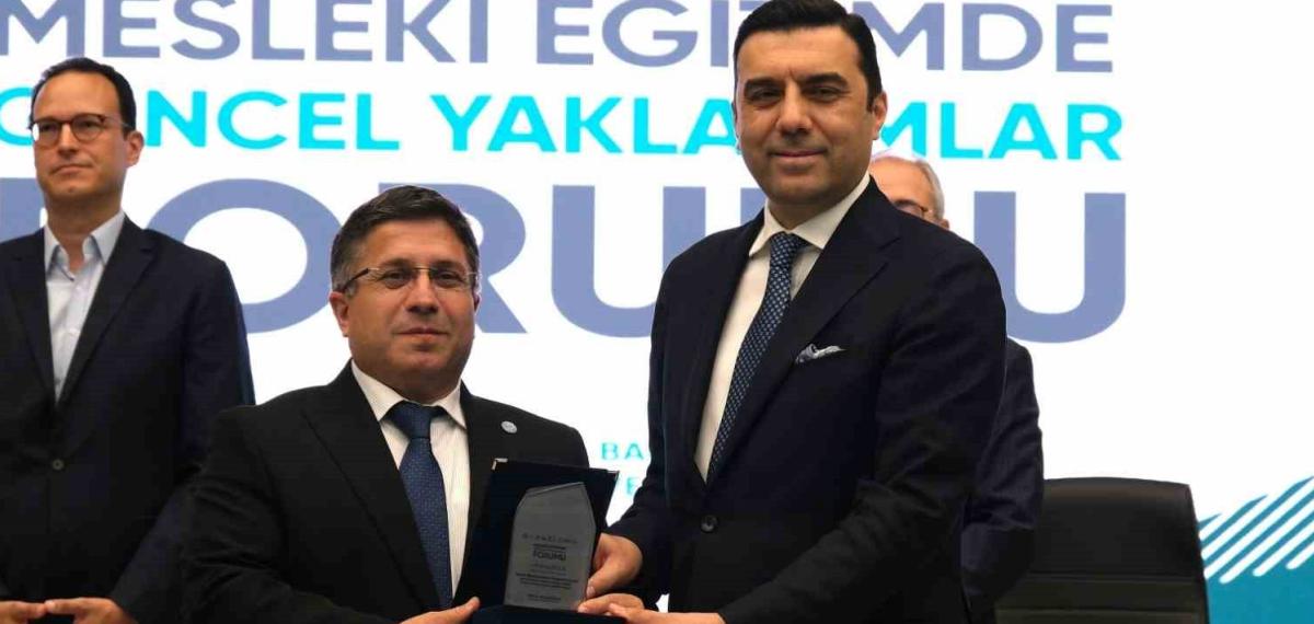 Balıkesirli İş İnsanları “Mesleki Eğitimde Üniversite-Sanayi İş Birliği” Panelinde Öğrencilerle Buluştu