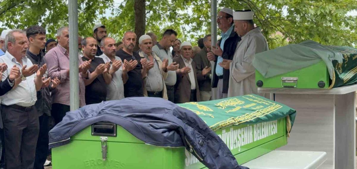 Bayram Yolunda Kazada Ölen Genç Çift, Yan Yana Toprağa Verildi