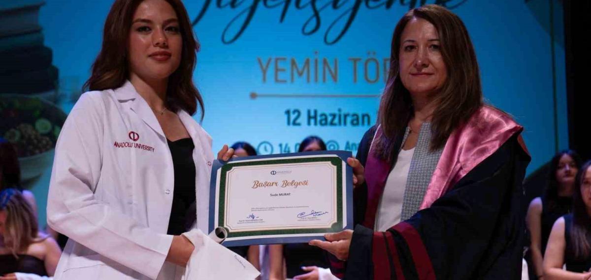 Beslenme ve Diyetetik Kısmı Mezunları Diyetisyenlik Yemini Etti
