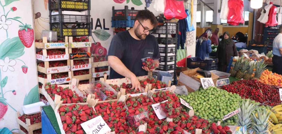 Bolu Pazarında Yaz Meyveleri Tezgahlarda Yerini Aldı: Fiyatlar Düşüş Eğiliminde