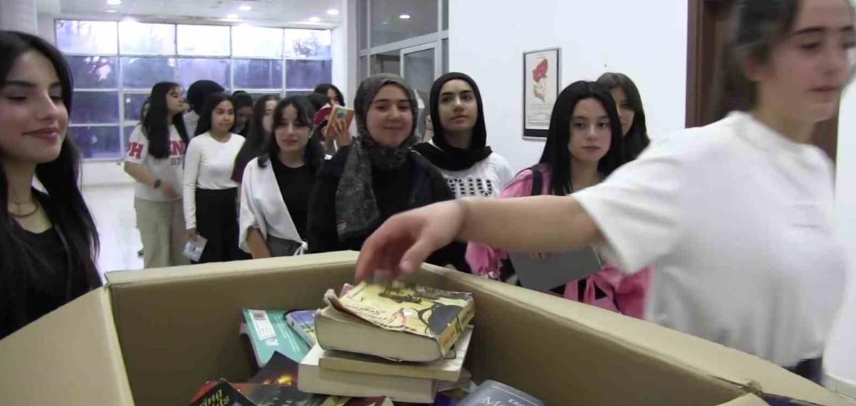 Bu Gösteri Biletle Değil, Kitapla Seyrediliyor