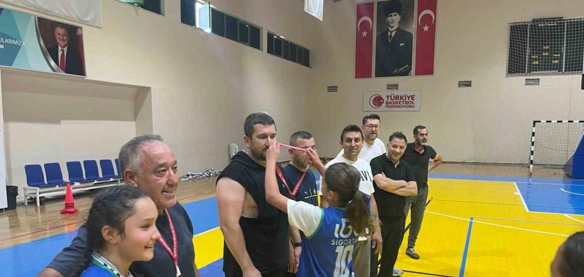 Burhaniye’de Babalar Günü etkinliği kapsamında basketbol maçı düzenlendi