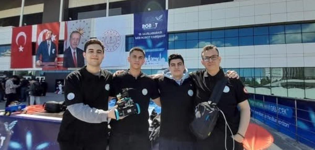 Burhaniyeli Öğrencilerden Robot Yarışmasında Önemli Başarı