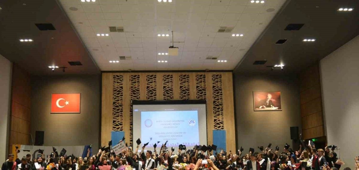 Bursa Uludağ Üniversitesi Karacabey MYO 30. Dönem Mezuniyet Töreni 215 öğrenciyle gerçekleştirildi