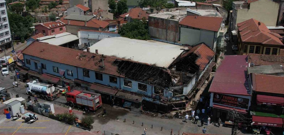 Bursa’da Kayhan Çarşısı’nda mobilya atölyesinde çıkan yangında 6 işletme ağır hasar gördü