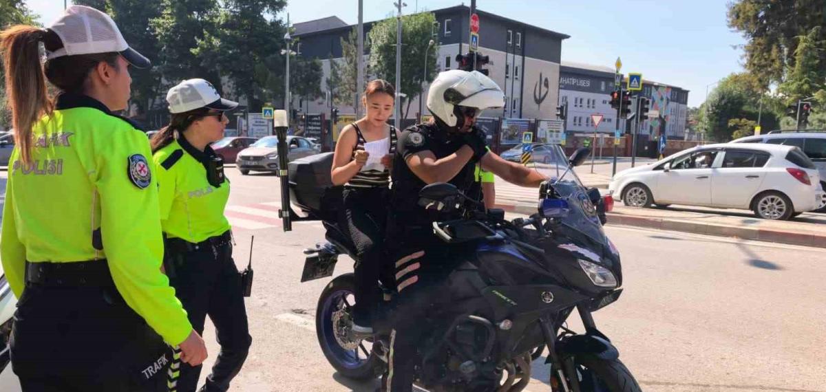 Bursa’da YKS sınavı sırasında öğrenciye polis motosikletle yardım etti
