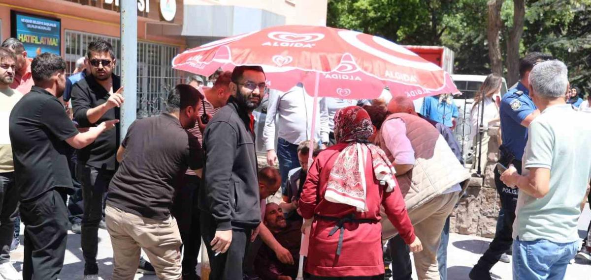 Cenaze Çıkışında Yol Verme Kavgası Kanlı Bitti: 1 Yaralı, 2 Gözaltı