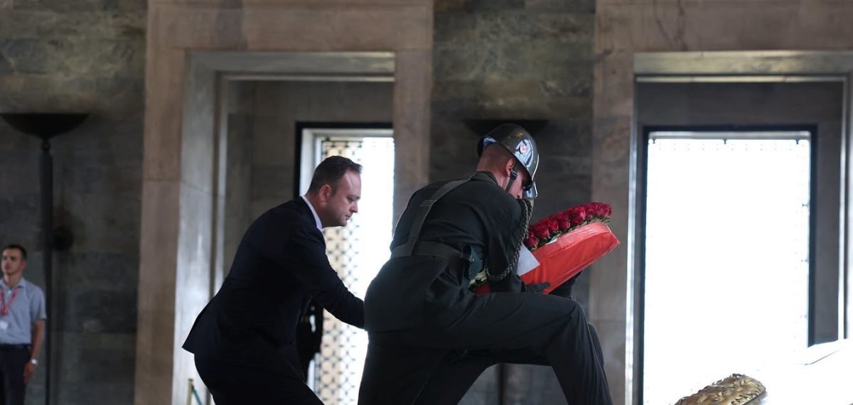 Çivril Belediye Başkanı Semih Dere ve heyeti Anıtkabir’i ziyaret etti, özel defteri imzaladı